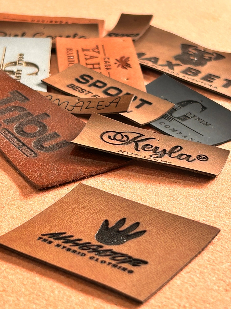 Marquillas en grabado laser para costura sobre sintético